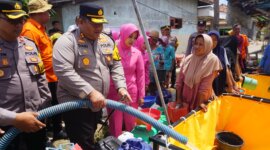 Kapolres Pamekasan AKBP Jazuli Dani Iriawan beri bantuan air bersih ke warga