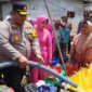 Kapolres Pamekasan AKBP Jazuli Dani Iriawan beri bantuan air bersih ke warga
