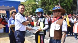 Dankodiklatal Letjen TNI Marinir Nur Alamsyah berikan hadiah pemenang lomba Joget Gembira