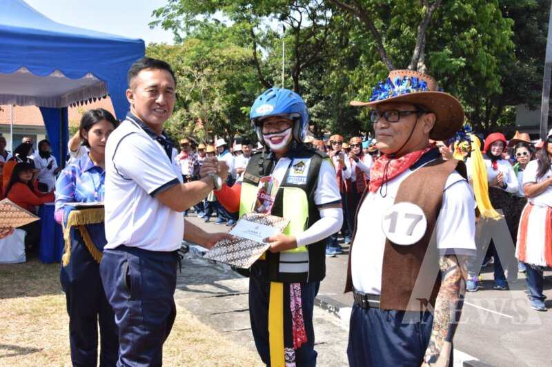 Dankodiklatal Letjen TNI Marinir Nur Alamsyah berikan hadiah pemenang lomba Joget Gembira