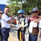 Dankodiklatal Letjen TNI Marinir Nur Alamsyah berikan hadiah pemenang lomba Joget Gembira