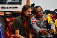 Pilot Philip dijemput oleh Tim Gabungan TNI-Polri yang tergabung dalam Satgas Damai Cartenz