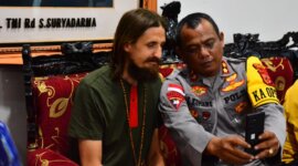Pilot Philip dijemput oleh Tim Gabungan TNI-Polri yang tergabung dalam Satgas Damai Cartenz