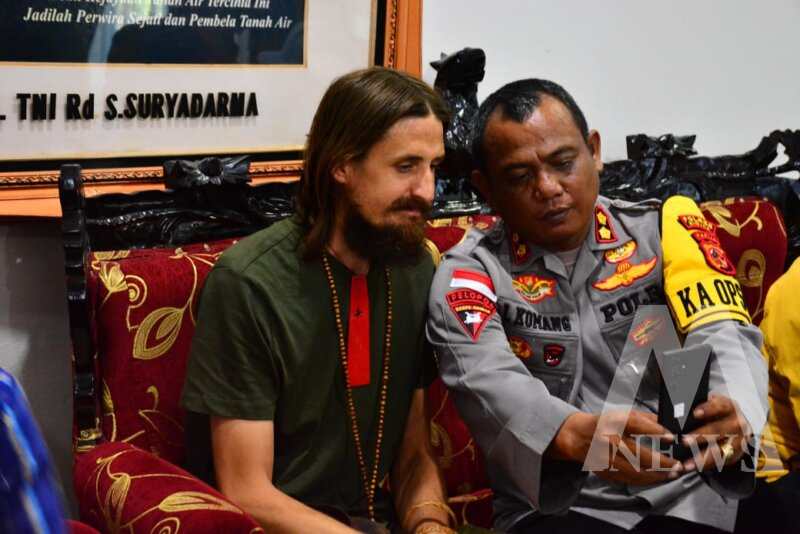 Pilot Philip dijemput oleh Tim Gabungan TNI-Polri yang tergabung dalam Satgas Damai Cartenz