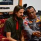 Pilot Philip dijemput oleh Tim Gabungan TNI-Polri yang tergabung dalam Satgas Damai Cartenz