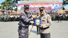 Danpuslatdiksarmil Kodiklatal Kolonel Laut (P) Irwan S.P. Siagian dan Peneliti Utama STIK Kombespol Tedy S