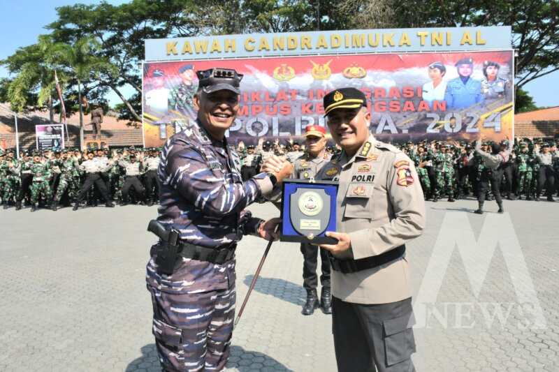 Danpuslatdiksarmil Kodiklatal Kolonel Laut (P) Irwan S.P. Siagian dan Peneliti Utama STIK Kombespol Tedy S