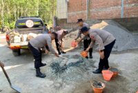 Polsek Kampak tambal jalan desa berlubang di Trenggalek