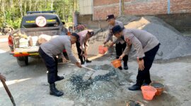 Polsek Kampak tambal jalan desa berlubang di Trenggalek