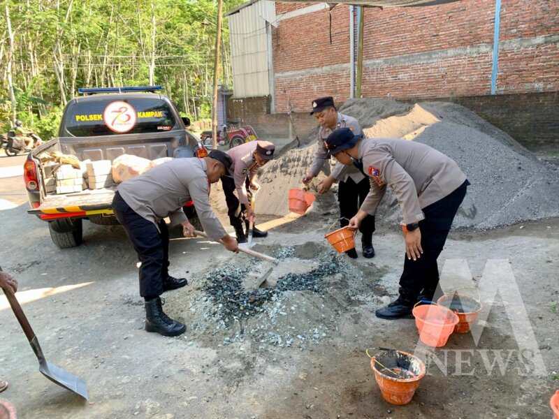 Polsek Kampak tambal jalan desa berlubang di Trenggalek