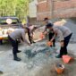 Polsek Kampak tambal jalan desa berlubang di Trenggalek
