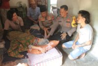 Kapolres Mojokerto AKBP Ihram Kustarto saat kunjungi Mbah Sonten