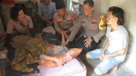 Kapolres Mojokerto AKBP Ihram Kustarto saat kunjungi Mbah Sonten
