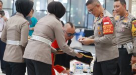Kapolda Jatim Irjen Pol Drs. Imam Sugianto didampingi Dirlantas Polda Jatim Kombespol Komarudin