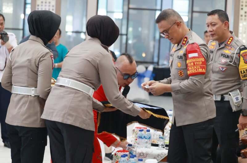 Kapolda Jatim Irjen Pol Drs. Imam Sugianto didampingi Dirlantas Polda Jatim Kombespol Komarudin