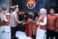 Kadiv Humas Polri Irjen Shandi Nugroho bersama anggota di HUT Humas ke-73