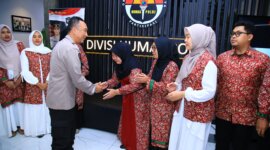 Kadiv Humas Polri Irjen Shandi Nugroho bersama anggota di HUT Humas ke-73
