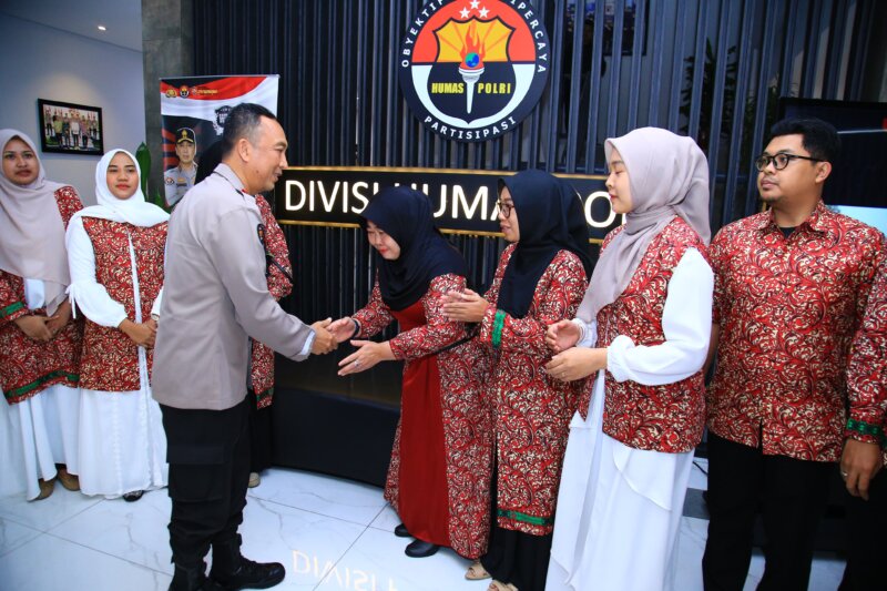 Kadiv Humas Polri Irjen Shandi Nugroho bersama anggota di HUT Humas ke-73