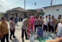 Kapolres Pasuruan AKBP Teddy Candra beri bantuan air bersih ke warga