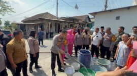 Kapolres Pasuruan AKBP Teddy Candra beri bantuan air bersih ke warga