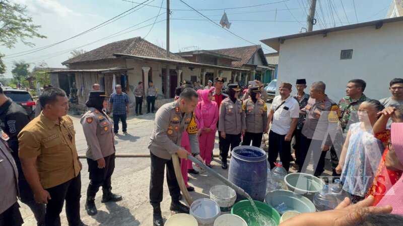 Kapolres Pasuruan AKBP Teddy Candra beri bantuan air bersih ke warga