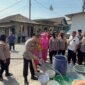Kapolres Pasuruan AKBP Teddy Candra beri bantuan air bersih ke warga