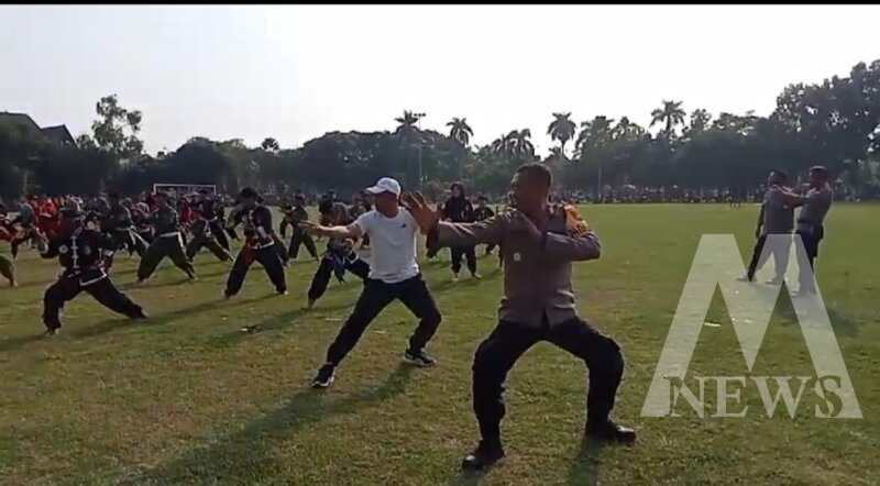 Polsek Ngawi Kota latihan bersama perguruan Pencak Silat