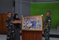 Kadispen Kodiklatal Kolonel Marinir Suharyono bersama Kadispen baru Kolonel Marinir Sunarwan