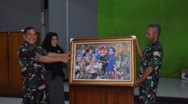 Kadispen Kodiklatal Kolonel Marinir Suharyono bersama Kadispen baru Kolonel Marinir Sunarwan