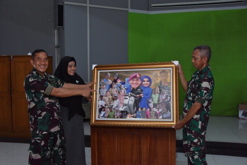 Kadispen Kodiklatal Kolonel Marinir Suharyono bersama Kadispen baru Kolonel Marinir Sunarwan