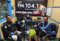 Kasi Humas Polres Lumajang Ipda Sugiarto saat sosialisasi lewat media radio