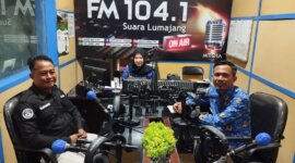 Kasi Humas Polres Lumajang Ipda Sugiarto saat sosialisasi lewat media radio