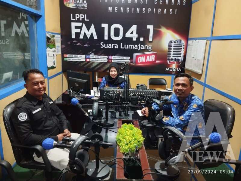 Kasi Humas Polres Lumajang Ipda Sugiarto saat sosialisasi lewat media radio