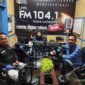 Kasi Humas Polres Lumajang Ipda Sugiarto saat sosialisasi lewat media radio