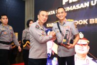 Kadiv Humas Polri Irjen Pol Shandi Nugroho bersama Brigjen. Pol. I Komang Sandi Arsana