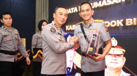 Kadiv Humas Polri Irjen Pol Shandi Nugroho bersama Brigjen. Pol. I Komang Sandi Arsana