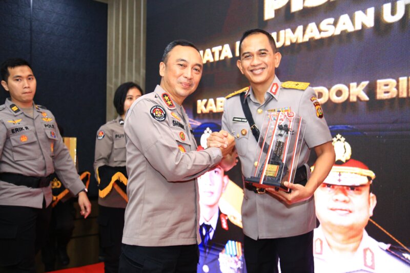 Kadiv Humas Polri Irjen Pol Shandi Nugroho bersama Brigjen. Pol. I Komang Sandi Arsana
