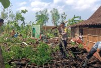 TNI Polri dan BPBD Bojonegoro bantu korban bencana
