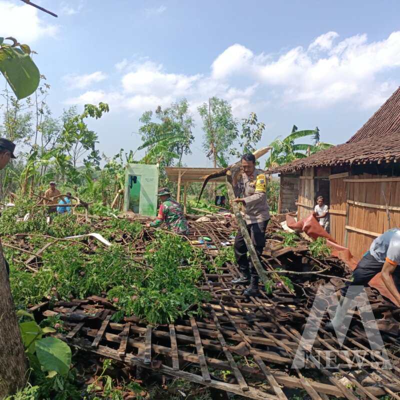 TNI Polri dan BPBD Bojonegoro bantu korban bencana