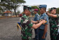 Dandenmako Kodiklatal Kolonel Marinir Moch. Chanan Asfihani sematkan pangkat personil