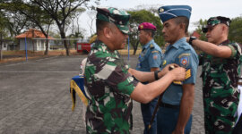 Dandenmako Kodiklatal Kolonel Marinir Moch. Chanan Asfihani sematkan pangkat personil