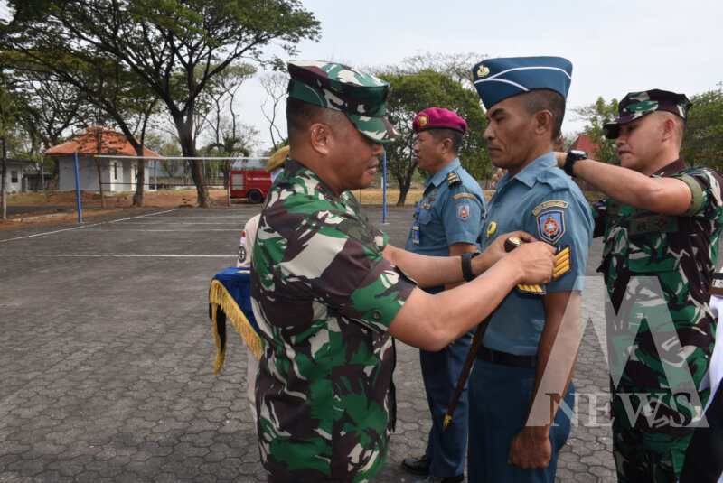 Dandenmako Kodiklatal Kolonel Marinir Moch. Chanan Asfihani sematkan pangkat personil