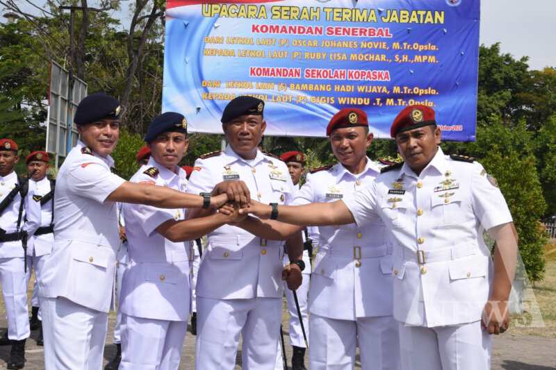 Danpusdiksus Kodikopsla Kodiklatal Kolonel Laut (P) Gering Sapto Sambodo Pimpin Sertijab Dansenerbal dan Dansekopaska