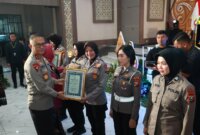 Kapolda Jatim Irjen Pol Drs. Imam Sugianto beri penghargaan Briptu Fita Rochmatul Alfiani
