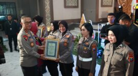 Kapolda Jatim Irjen Pol Drs. Imam Sugianto beri penghargaan Briptu Fita Rochmatul Alfiani
