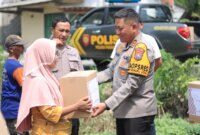 Kapolres Blitar Kota AKBP Danang beri Bansos ke korban puting beliung