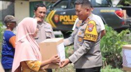 Kapolres Blitar Kota AKBP Danang beri Bansos ke korban puting beliung