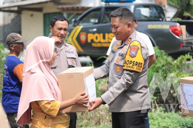 Kapolres Blitar Kota AKBP Danang beri Bansos ke korban puting beliung