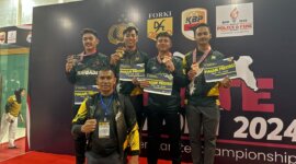 Kapolda Jatim Irjen Pol Drs. Imam Sugianto beri penghargaan 3 anggota Polres Pasuruan Kota di Kejuaraan Karate Kapolri Cup 2024