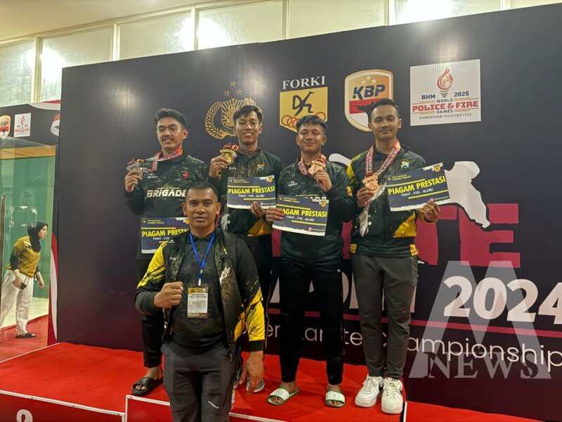 Kapolda Jatim Irjen Pol Drs. Imam Sugianto beri penghargaan 3 anggota Polres Pasuruan Kota di Kejuaraan Karate Kapolri Cup 2024